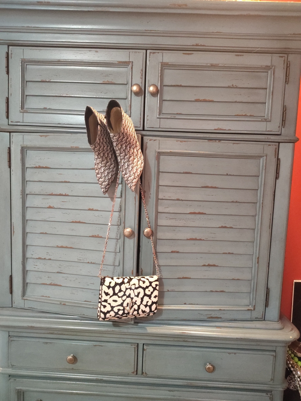 Metallic Silver Patterned Pointed-Toe Key & Card Holder with Chain - Picture 2 of 2